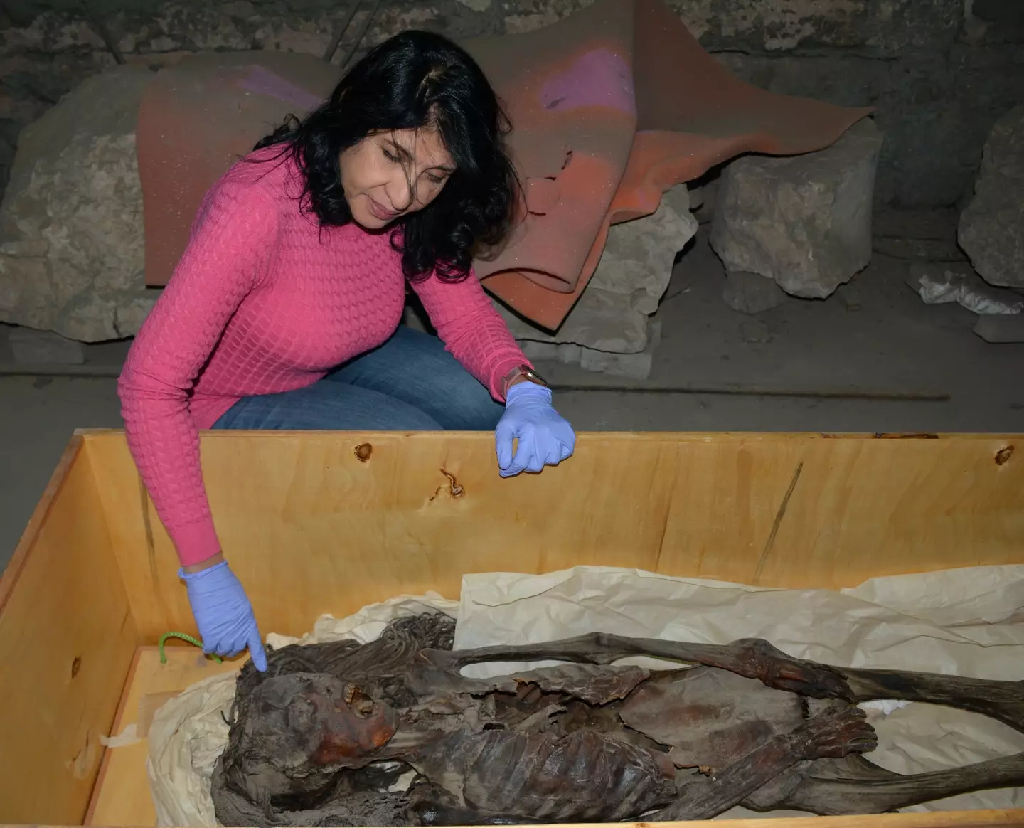 Professor Sahar Saleem pictured with the ancient Egyptian mummy. (Sahar Saleem/Cairo University/PA Wire)