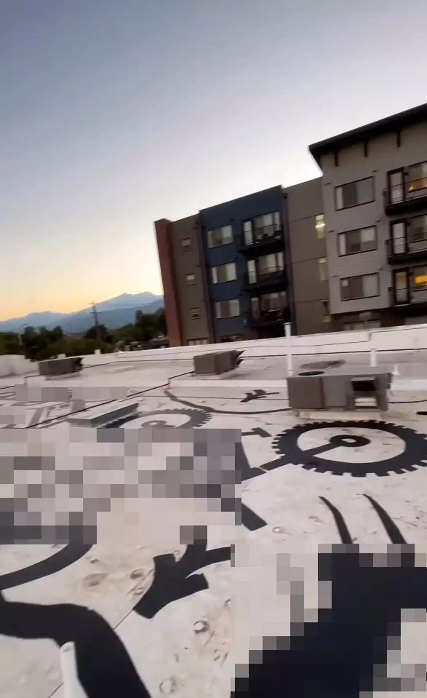 People in the apartments have a perfect view of the mural (Instagram/@paes164)