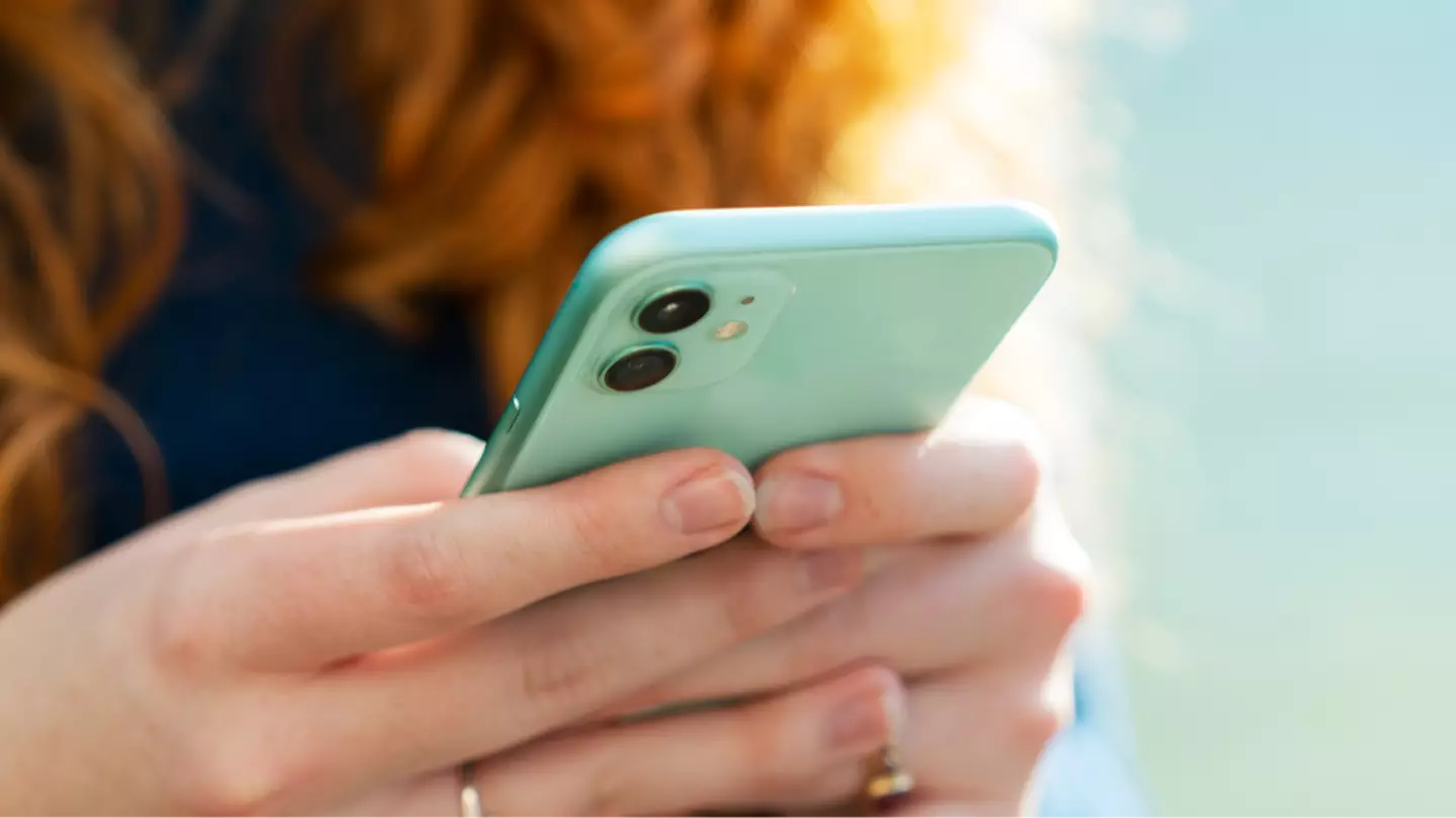 Psychologist reveals bizarre phone habit which can help you instantly spot a narcissist