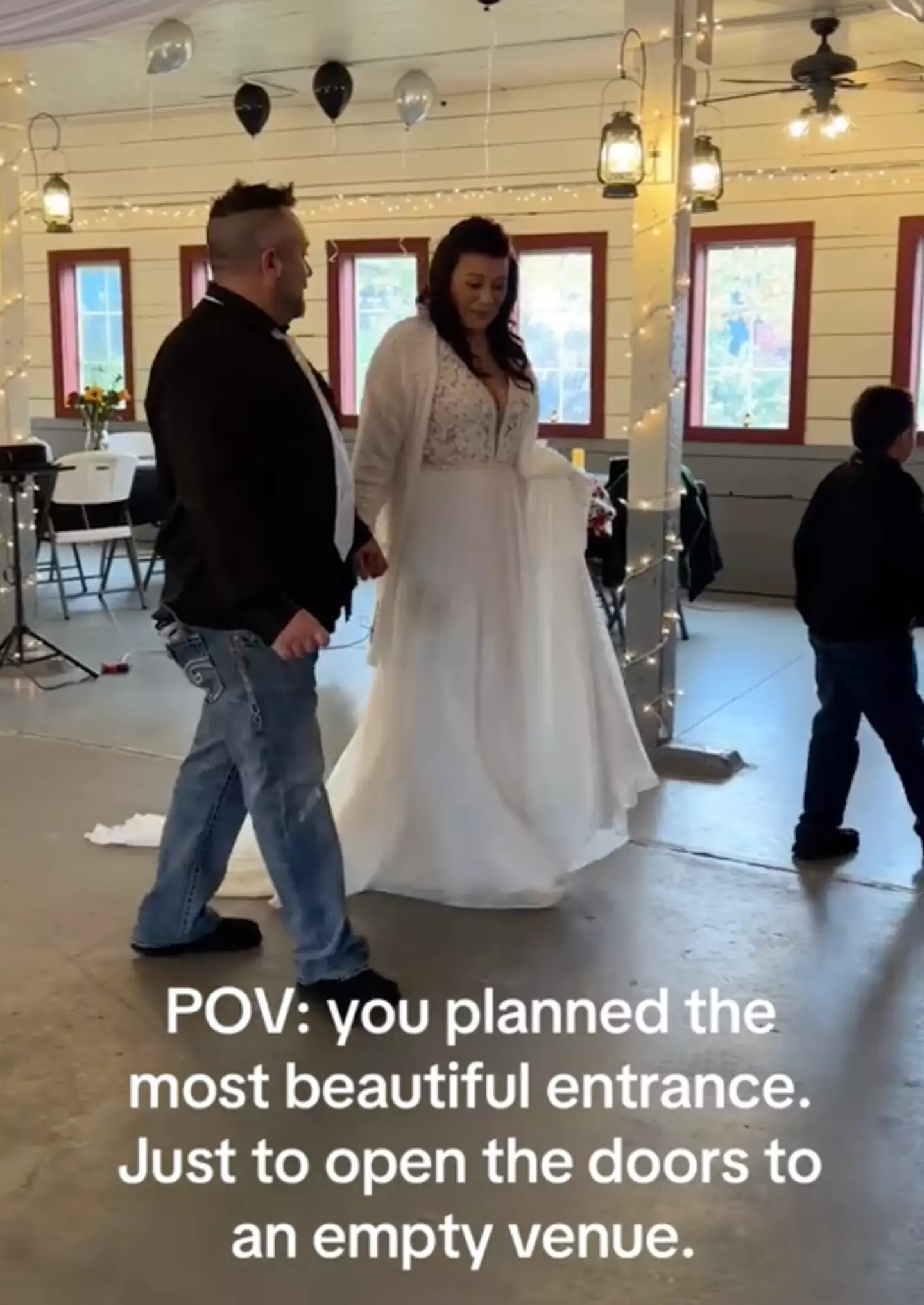 Only five people showed up to the couple's wedding, despite 100 being invited (@TikTok/@kalina_marie_23)