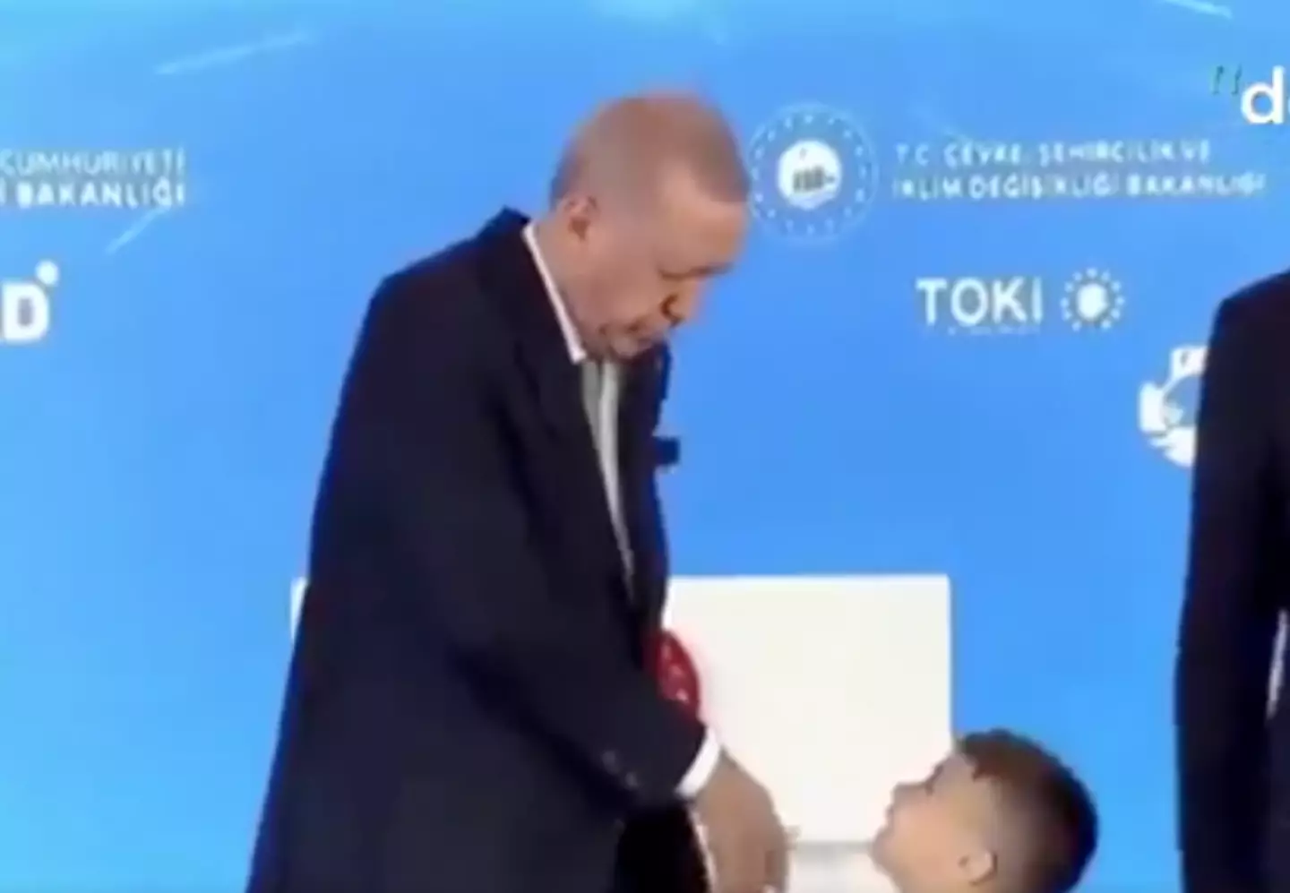 Social media users have been left divided over the clip (Dokuz 8 TV)