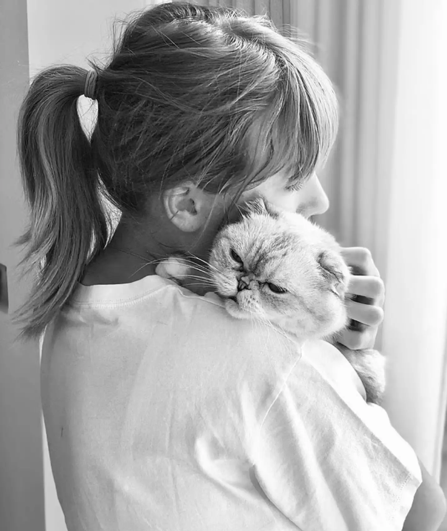 Taylor Swift and her cat Olivia Benson.