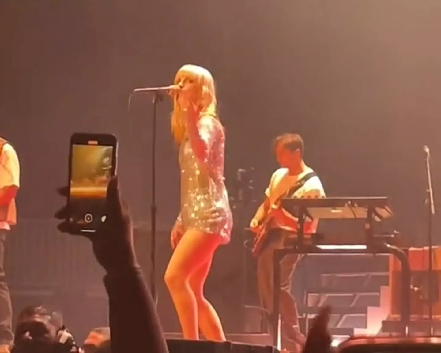 Hayley Williams was performing at Madison Square Garden when two fans were kicked out of her concert.