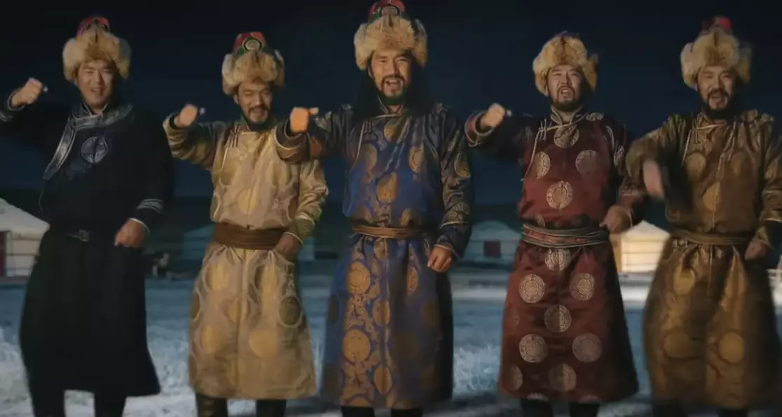 The spin on 'Jingle Bells' quickly went viral (YouTube/@UmmetOzcanOfficial)