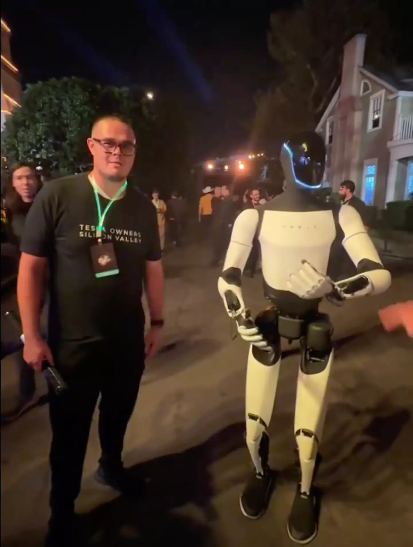 Someone talked with one of the robots (X / @cb_doge)