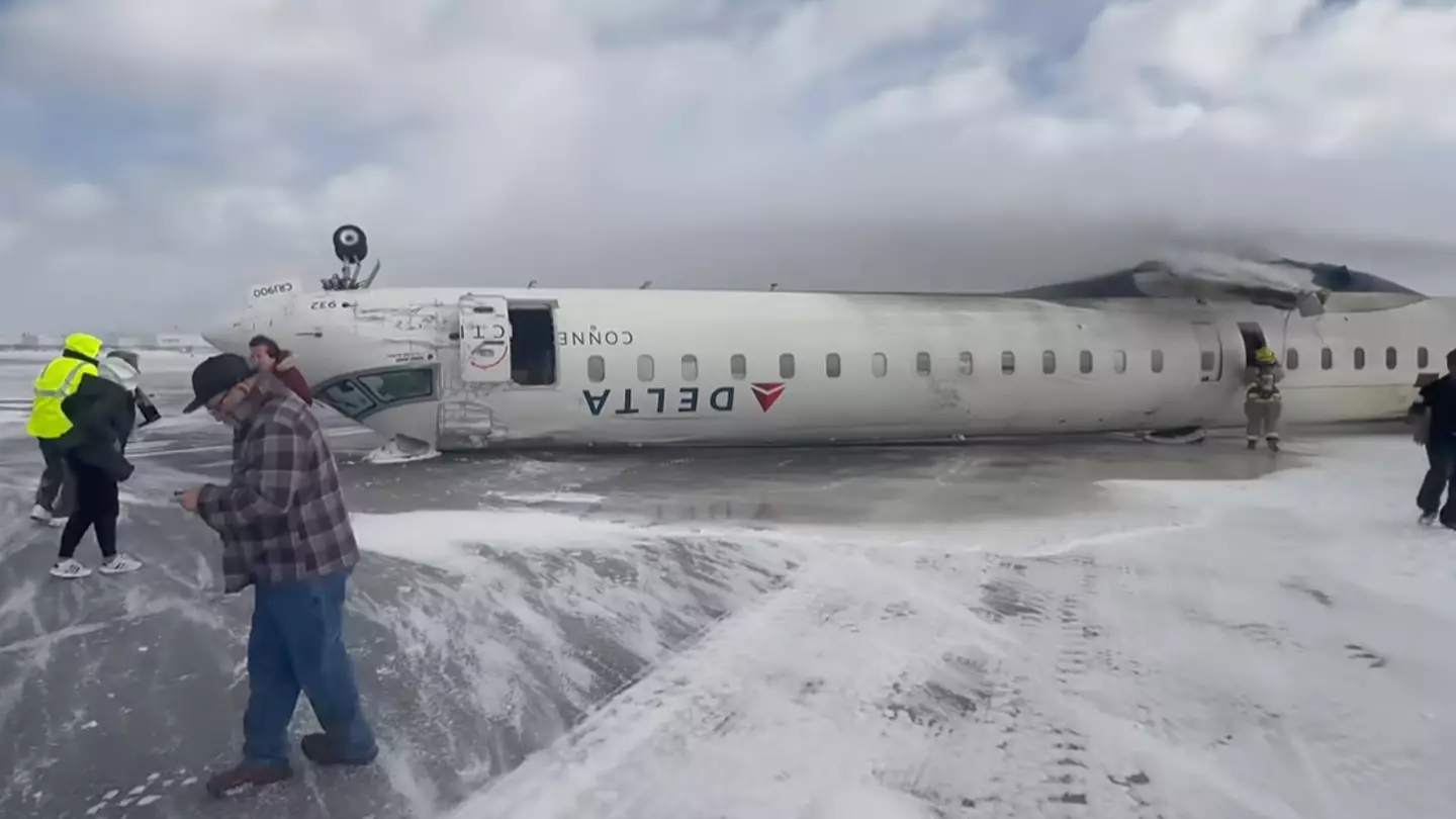 Passenger posts horrifying video of inside Delta plane moments after it flipped upside-down in Toronto crash - World News - UNILAD
