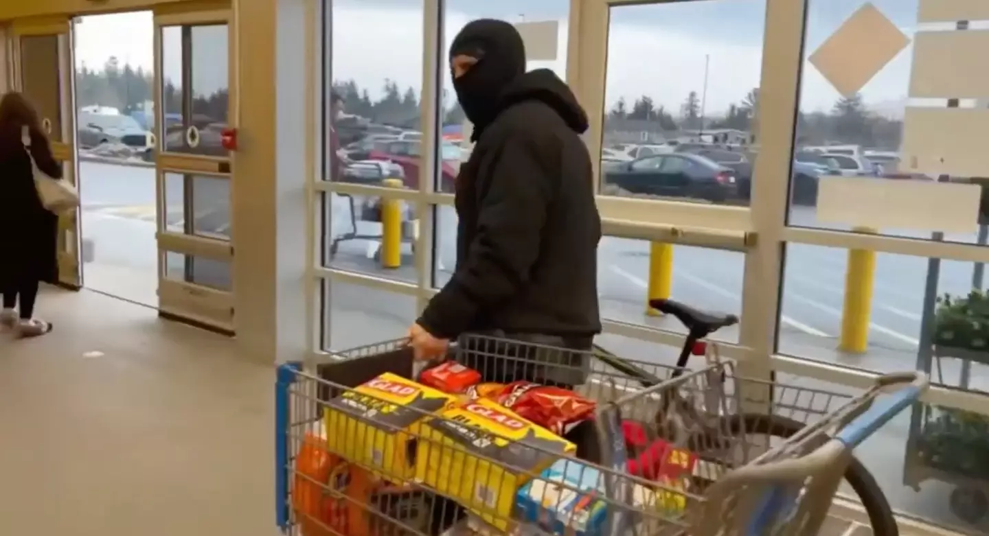 Elderly woman stops shop lifter (@Tr00peRR/Twitter)