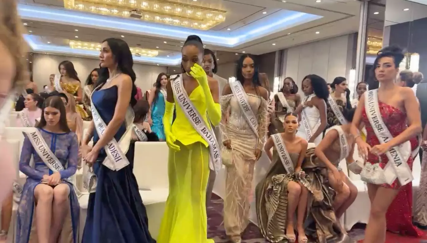 Several contestants followed Miss Mexico out of the room (Miss Universe Thailand/Facebook)