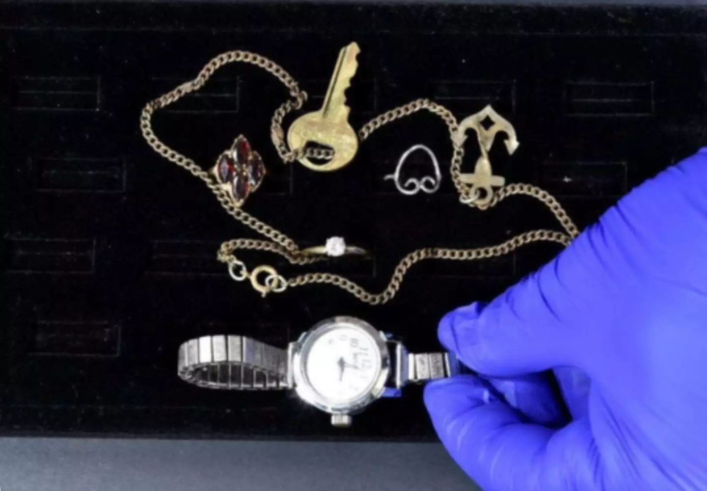 The murdered mom was wearing five pieces of jewelry at the time of her death (CW34)