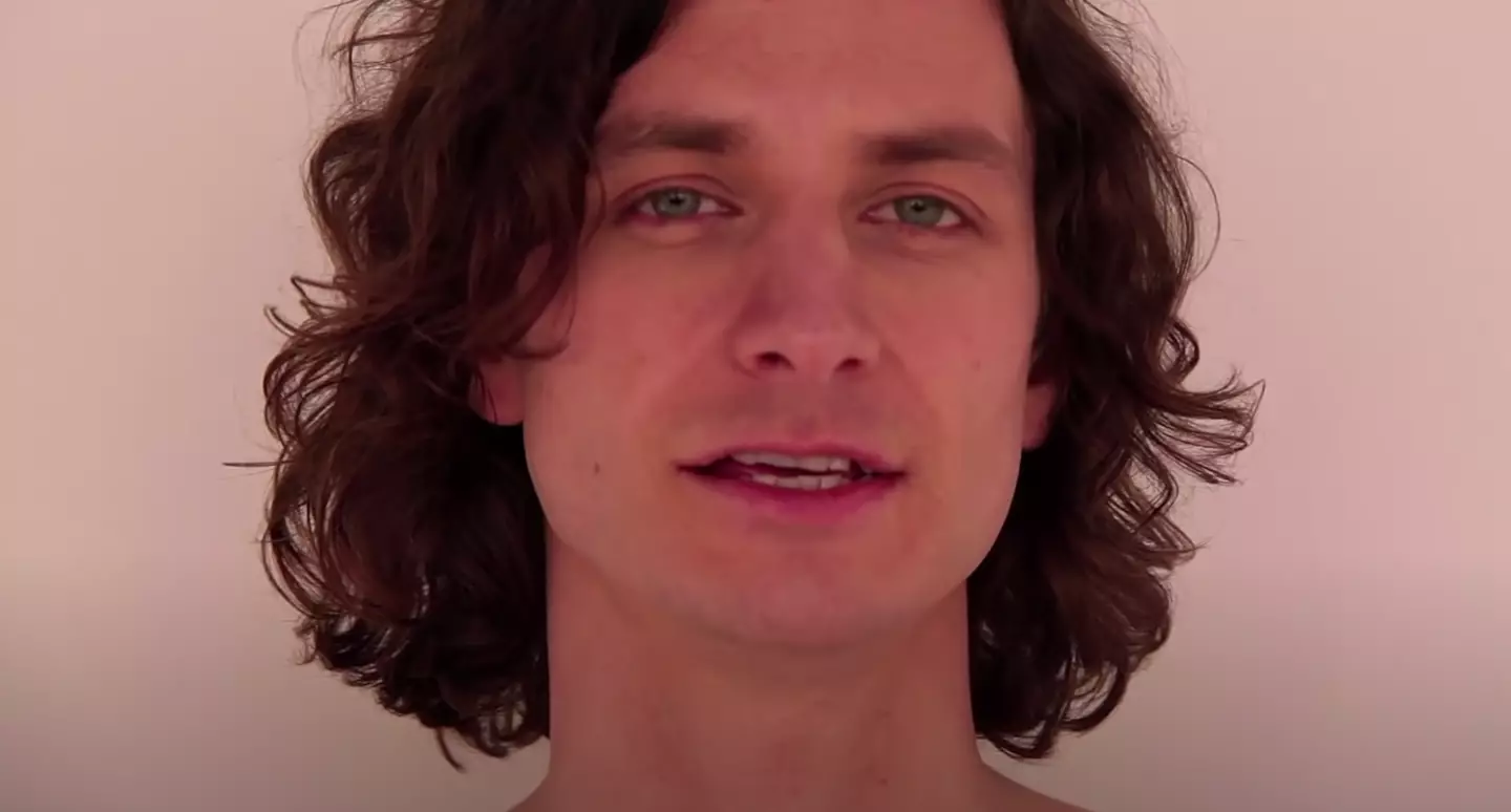 Gotye in the music video for 'Somebody That I Used to Know'.