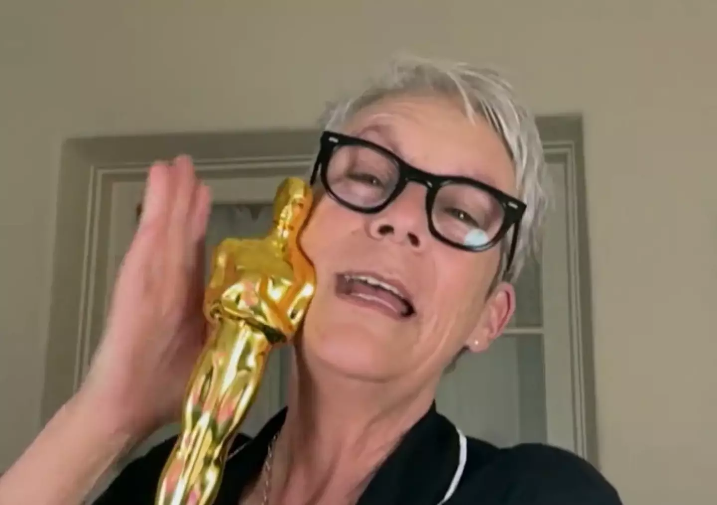 Curtis held up her Oscar for the interview, which let's face it you definitely would do if you won one.