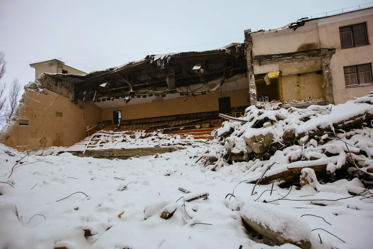 Destroyed building amid the Russian invasian (Alamy)