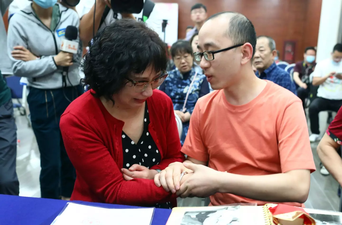 It took 32 years for Mao Yin and Li Jingzhi to be together again.