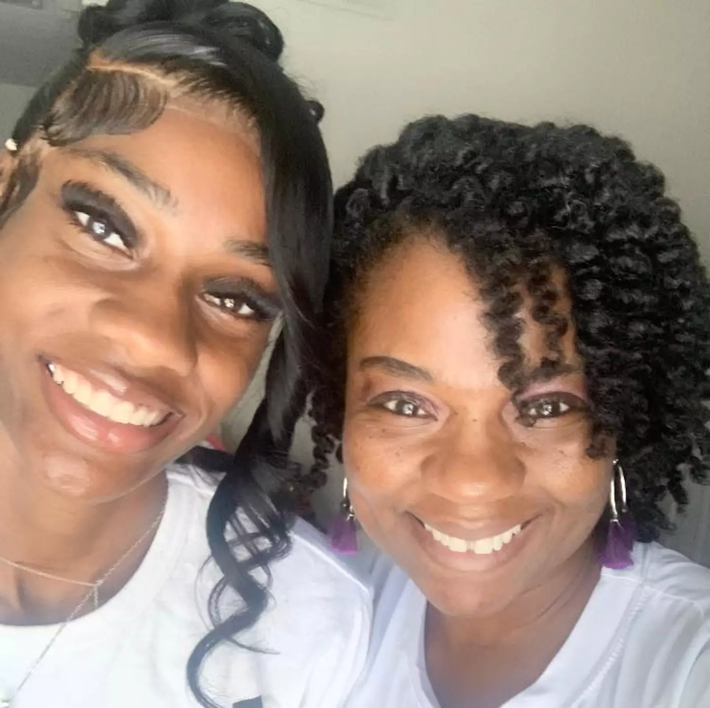 The track star with her mom (Facebook/Formeka Black)