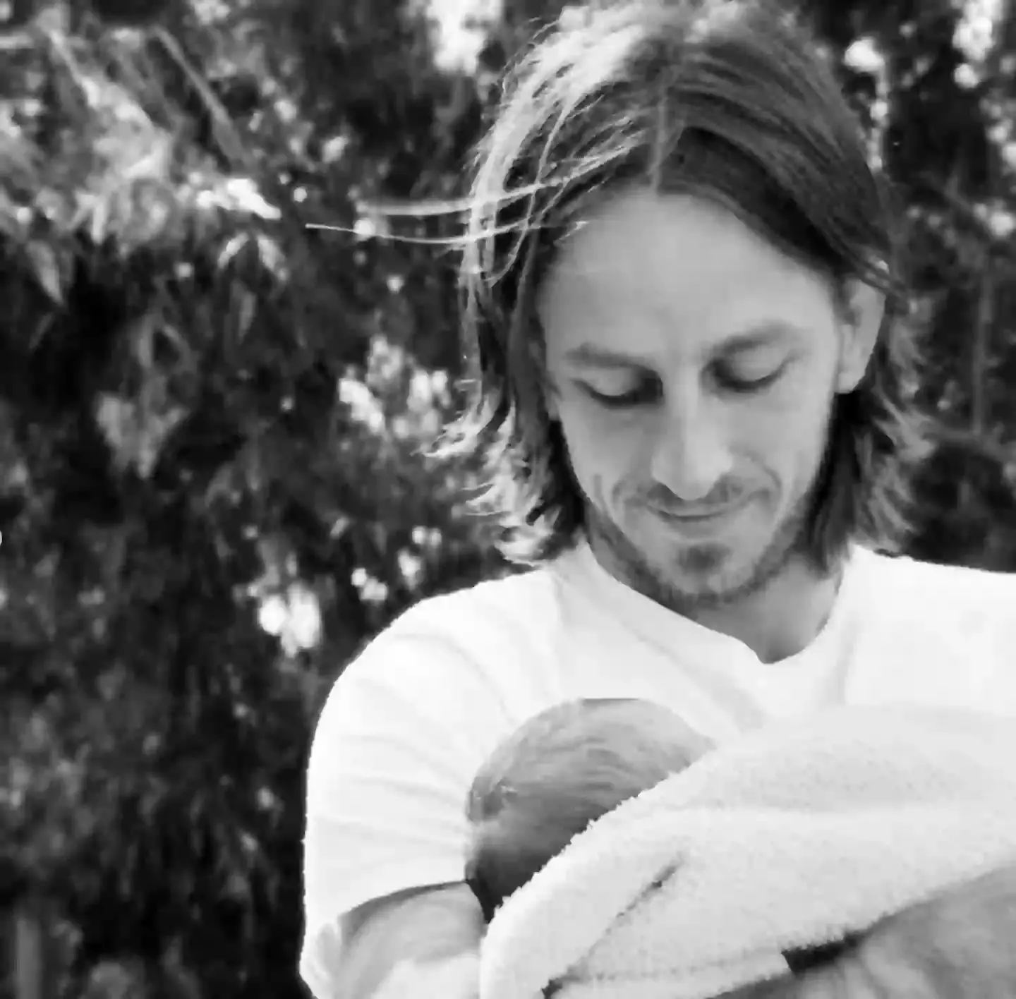 Riley Hawk and his newborn son (Instagram/Thespacewitch)