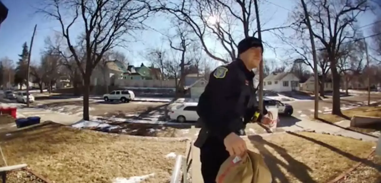 Police officer delivers DoorDash (@anastasiaelsinger/TikTok)