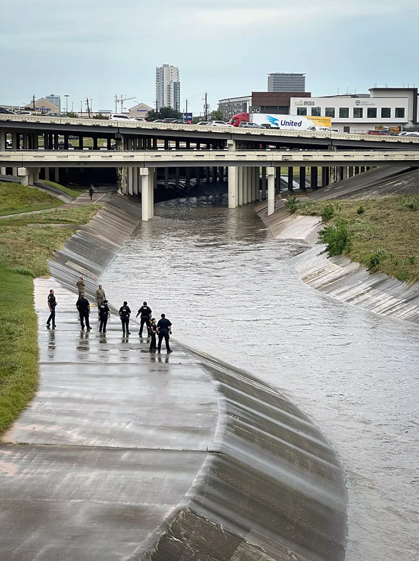 Houston Police at the White Oak Bayou (Jill Karnicki/Houston Chronicle via Getty Images)