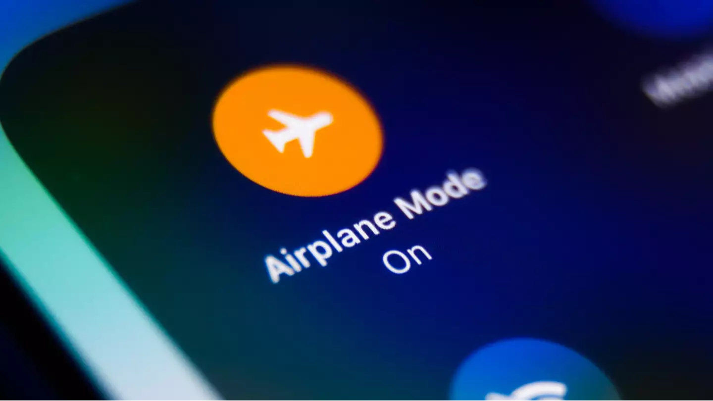 Plane crash investigator reveals what actually happens if you don't turn airplane mode on when you fly
