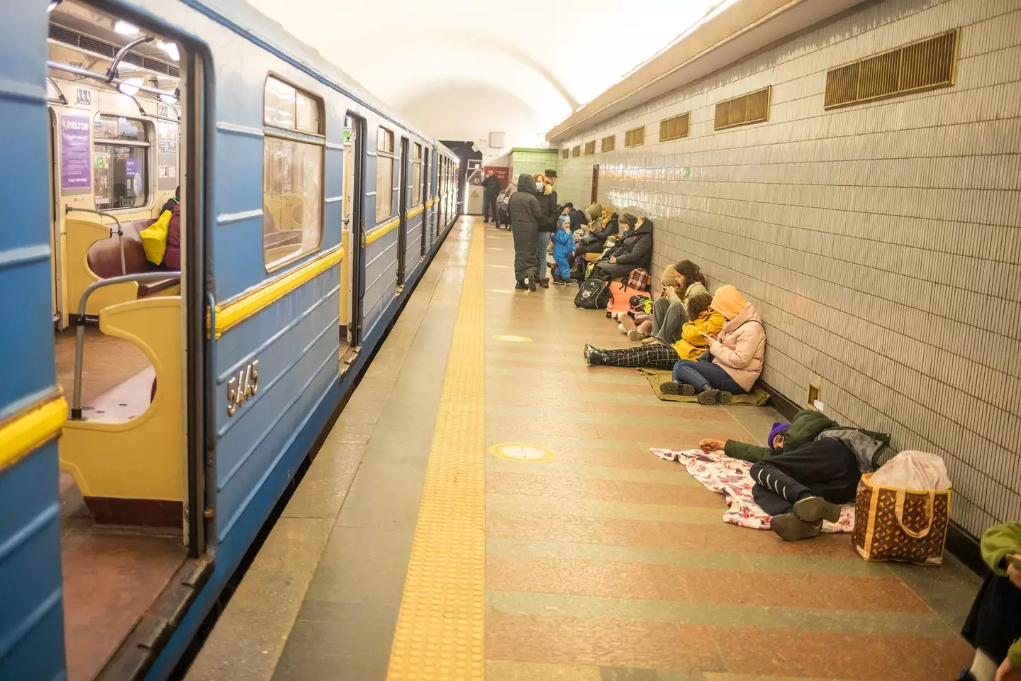 Ukrainians sheltering in Kyiv metro (Alamy)