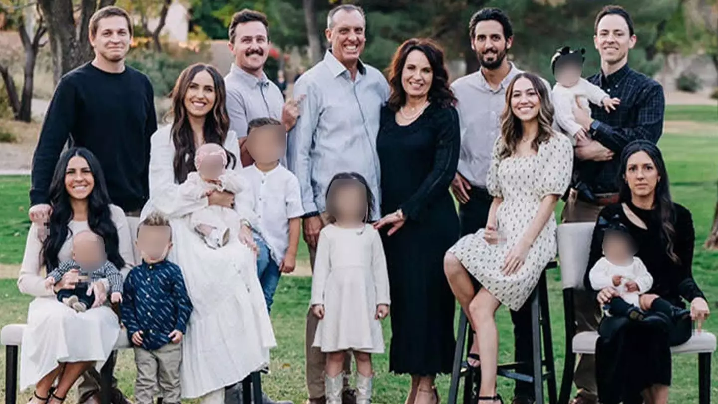 Amanda Cooper and her siblings played a prank on their mom while taking their annual holiday photos (Instagram/@amandak_cooper)