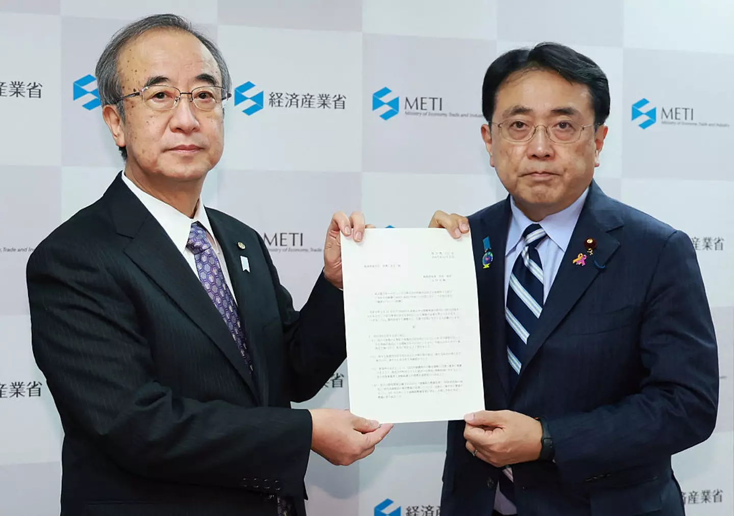 Niigata Prefecture Governor Hideyo Hanazumi (L) and Japan's Minister of Economy, Trade and Industry Ryosei Akazawa (R) meet to discuss the Kashiwazaki-Kariwa power plant's future (JIJI Press / AFP via Getty Images)
