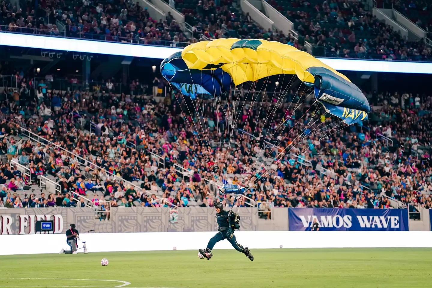 The 'UFOs' were actually the US Navy Leap Frogs.