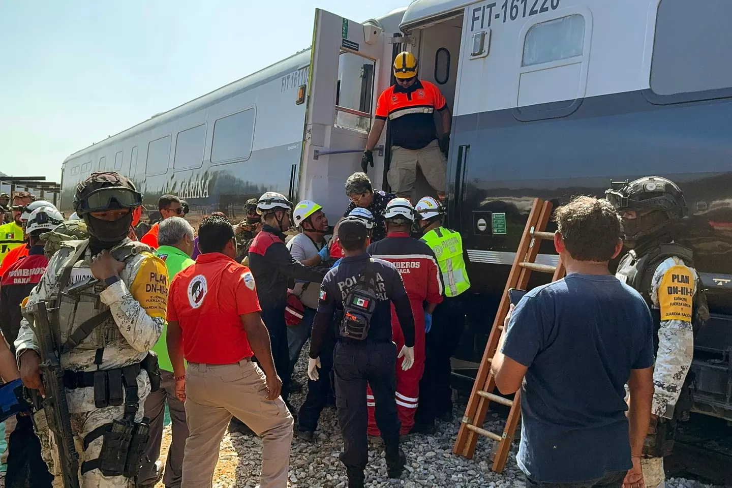 Mexican Army soldiers and Civil Protection members rescue passengers from the Interoceanic train that derailed in Nizanda (Rusvel Rasgado / Getty Images)