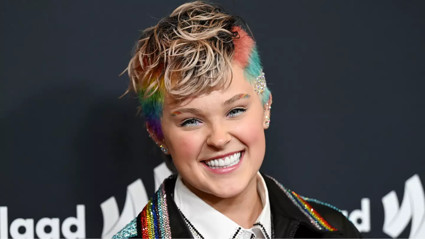 People shocked as JoJo Siwa confirms new relationship with very intimate selfie