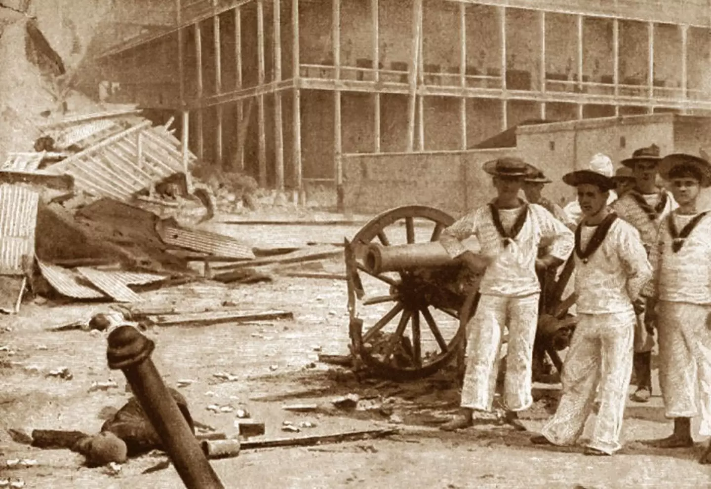 British forces in front of the sultan's palace. (Pictures from History/Getty Images)