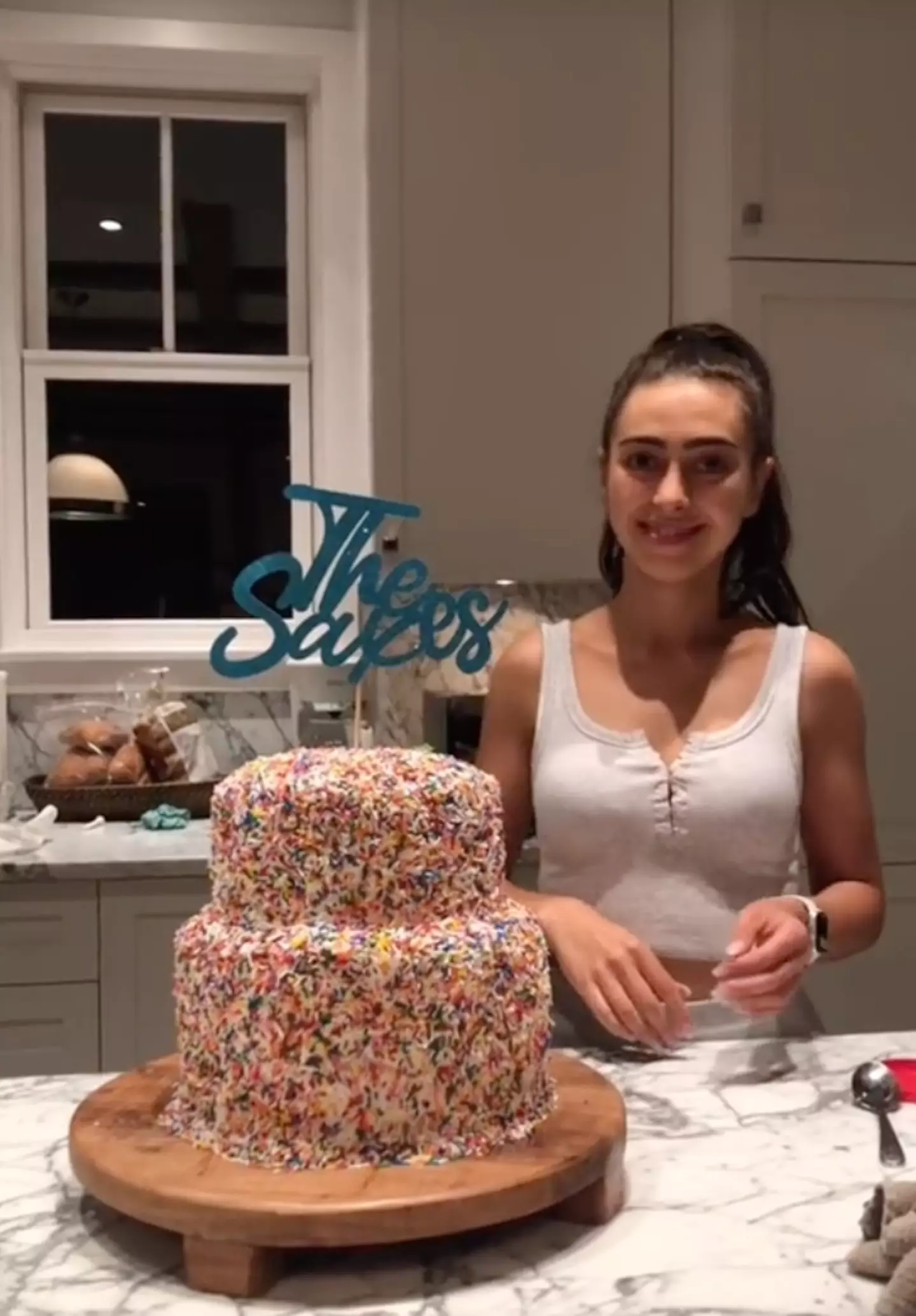 Laura finished the cake just hours before her big day. (TikTok/@darlinggoose)