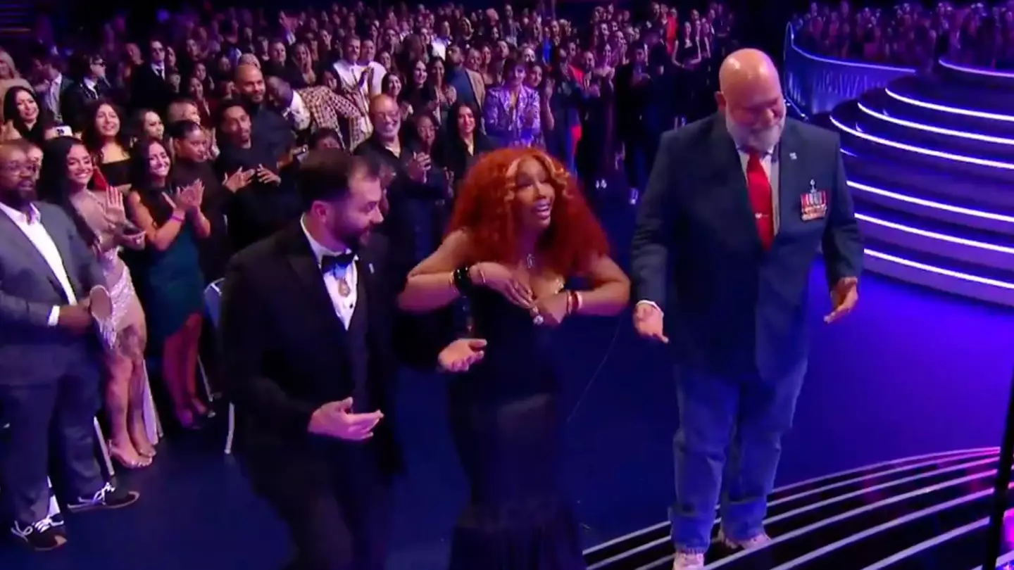 SZA suffers unfortunate wardrobe malfunction while accepting American Music Award