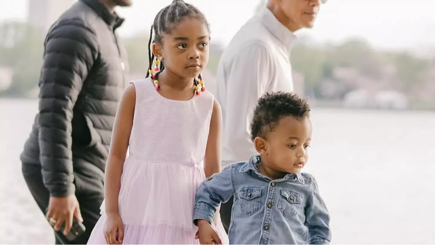 Mom loses it as one of the most famous faces in the world accidentally photobombs family shoot