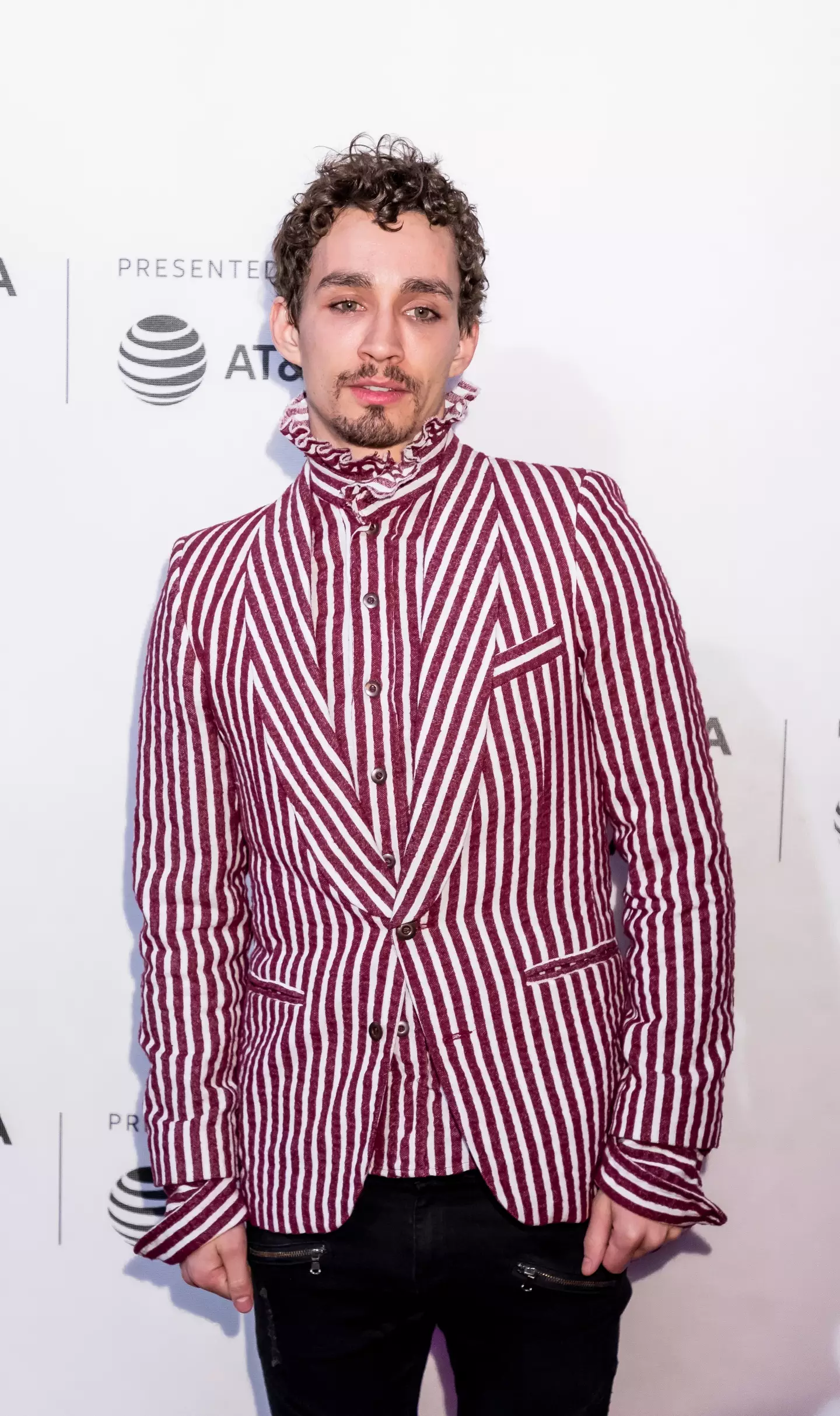 Robert Sheehan has said he prefers to wear women’s clothing.