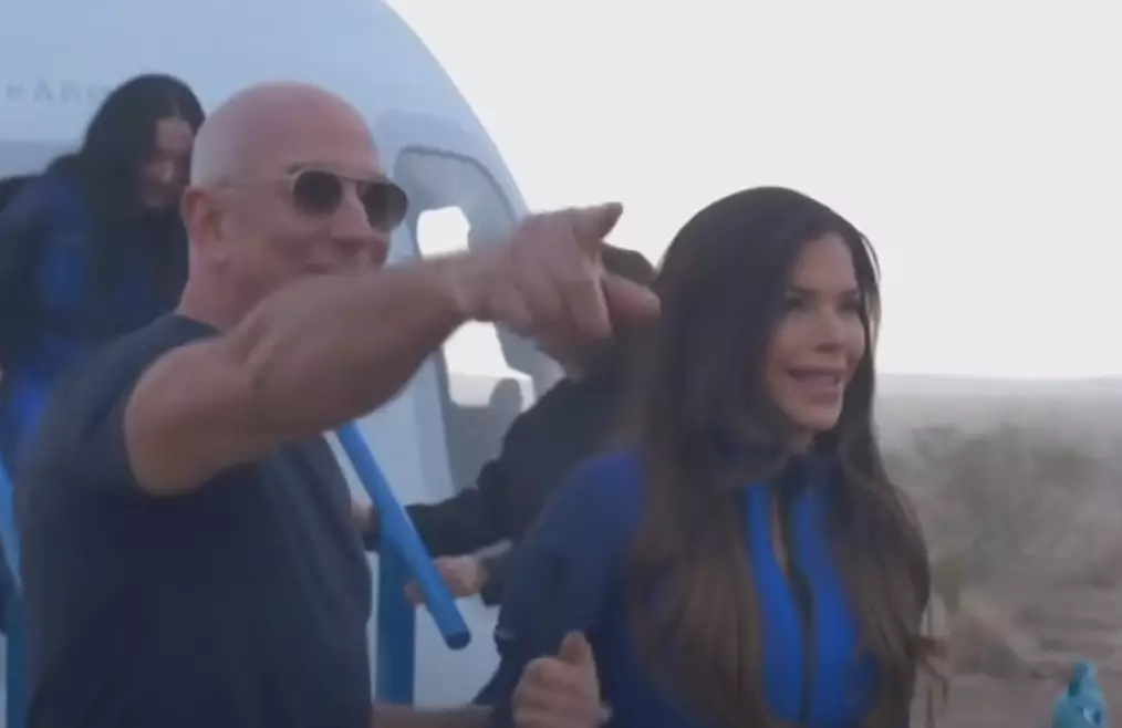 Bezos gives direction to Sánchez after she leaves the capsule (LiveNOW from FOX)