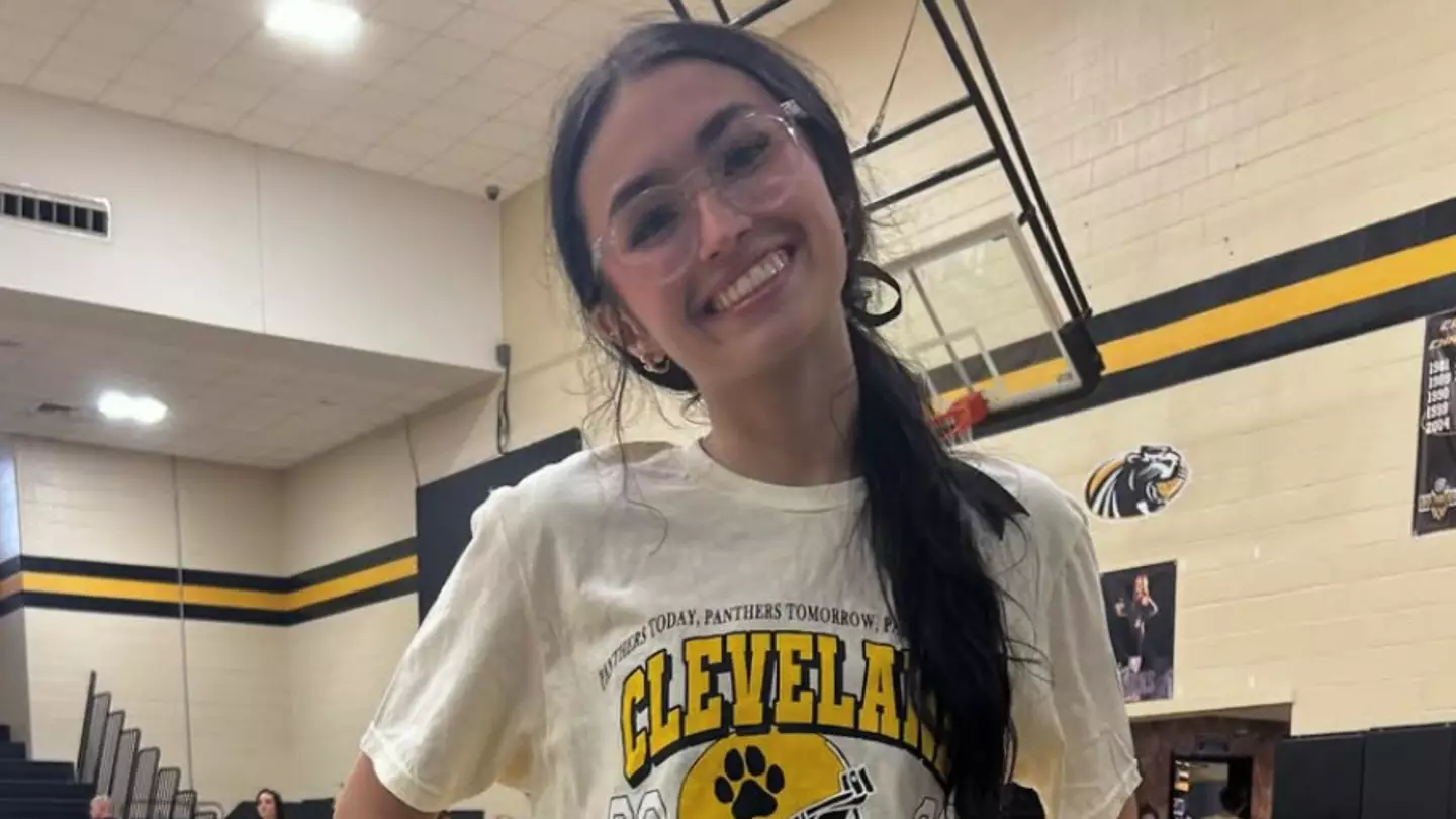 Hundreds of students line up to say goodbye to cheerleader on life-support after being shot at party