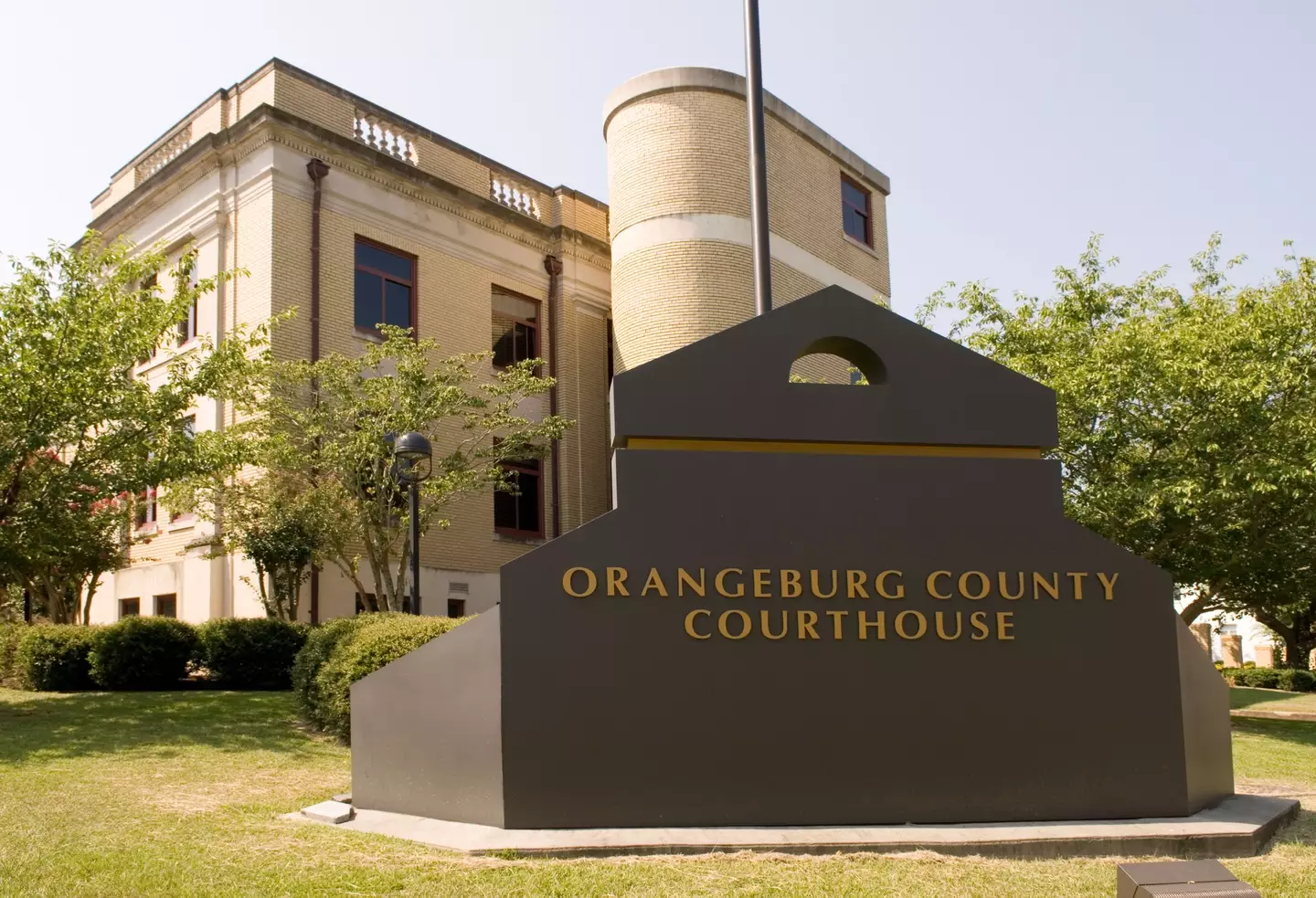 The incident took place at the Orangeburg County Courthouse in South Carolina.