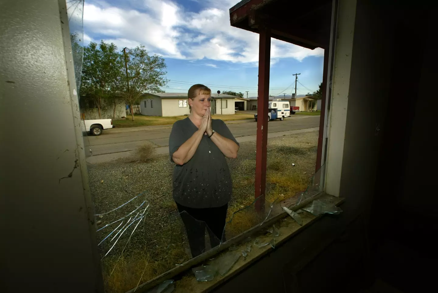 Foremen remain in the town to scare of trespassers (Irfan Khan/Los Angeles Times via Getty Images)