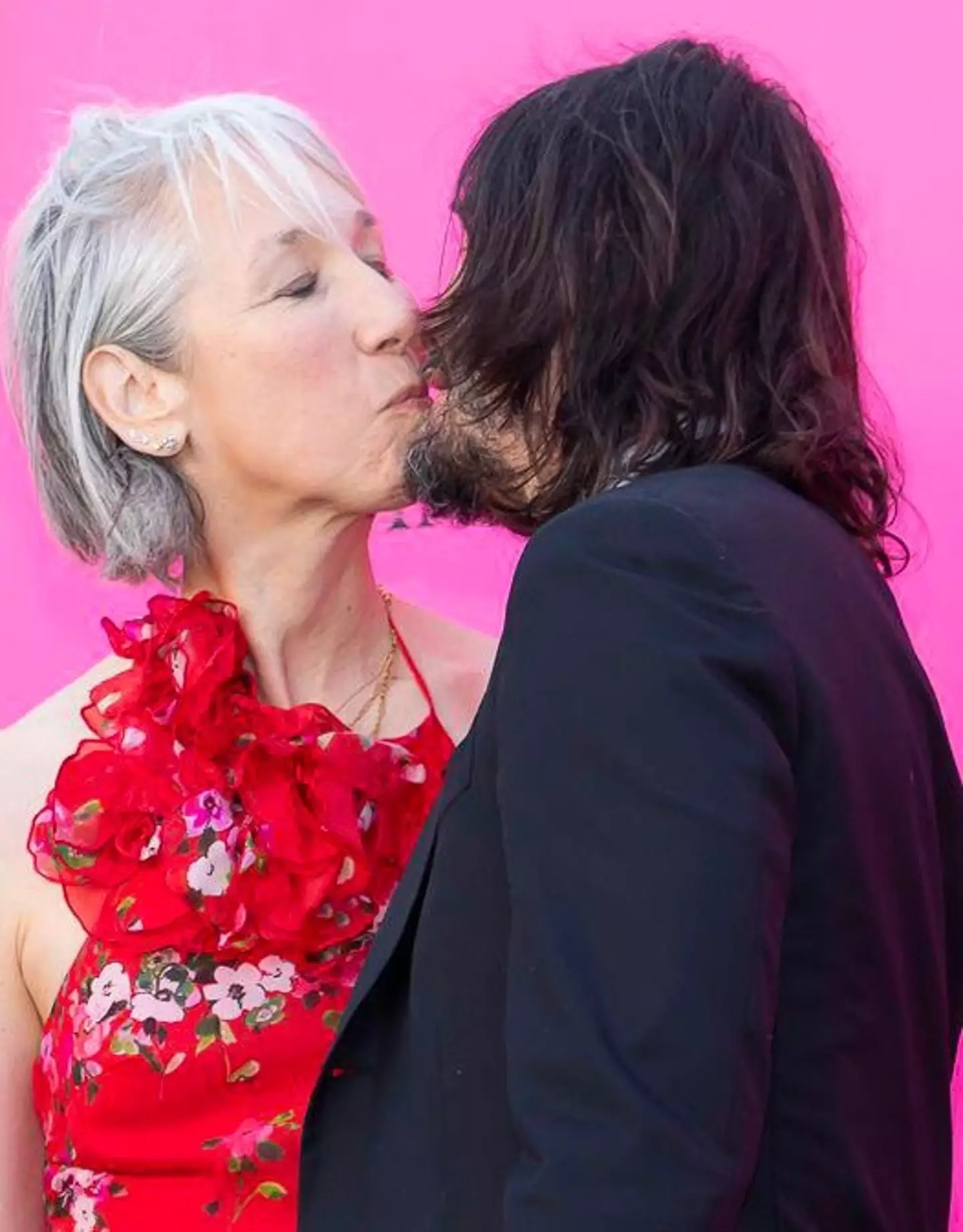 Keanu Reeves was photographed kissing his girlfriend on the red carpet.