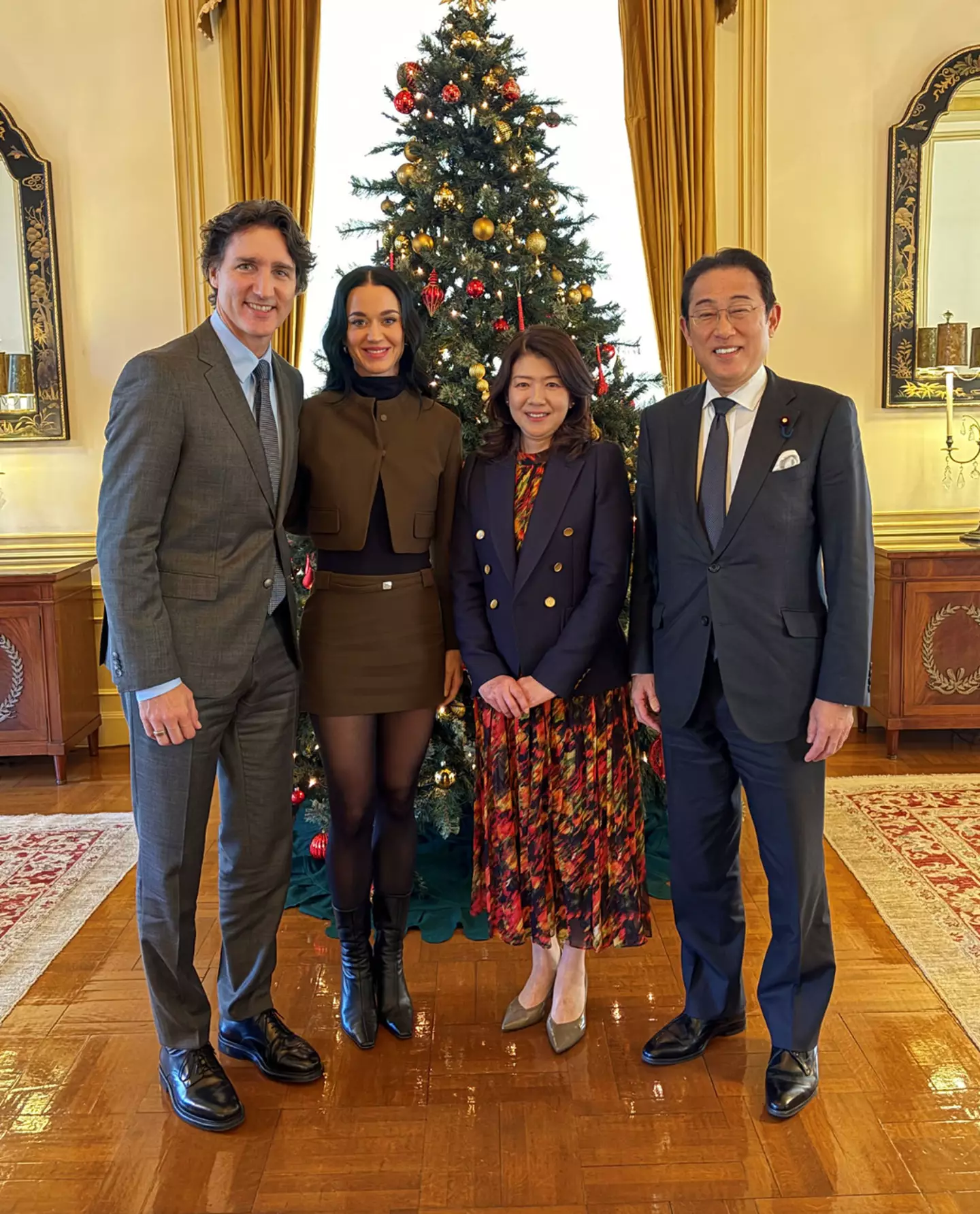 Perry visited Fumio Kishida and his wife alongside Trudeau (@kishida230/Twitter)