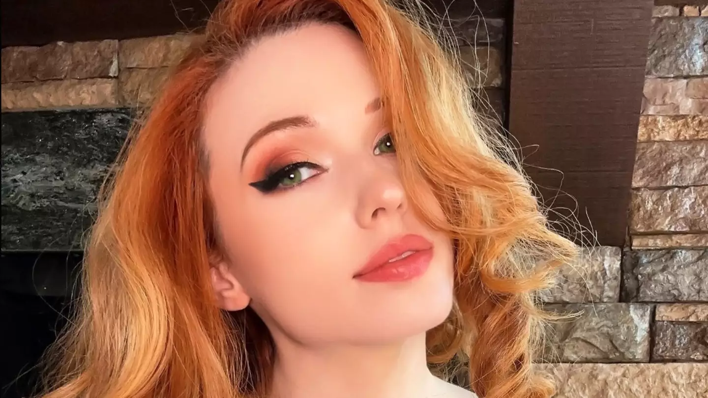 X/@Amouranth