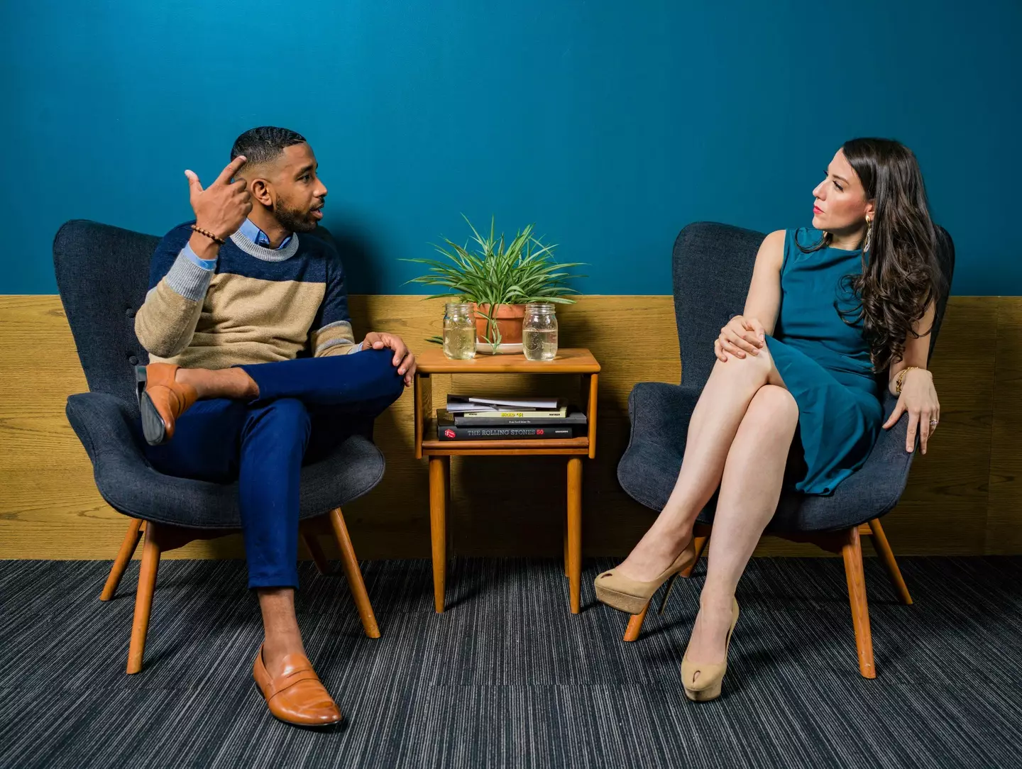 Body language can tell us a lot about whether or not somebody is lying. (pexels/Jopwell)
