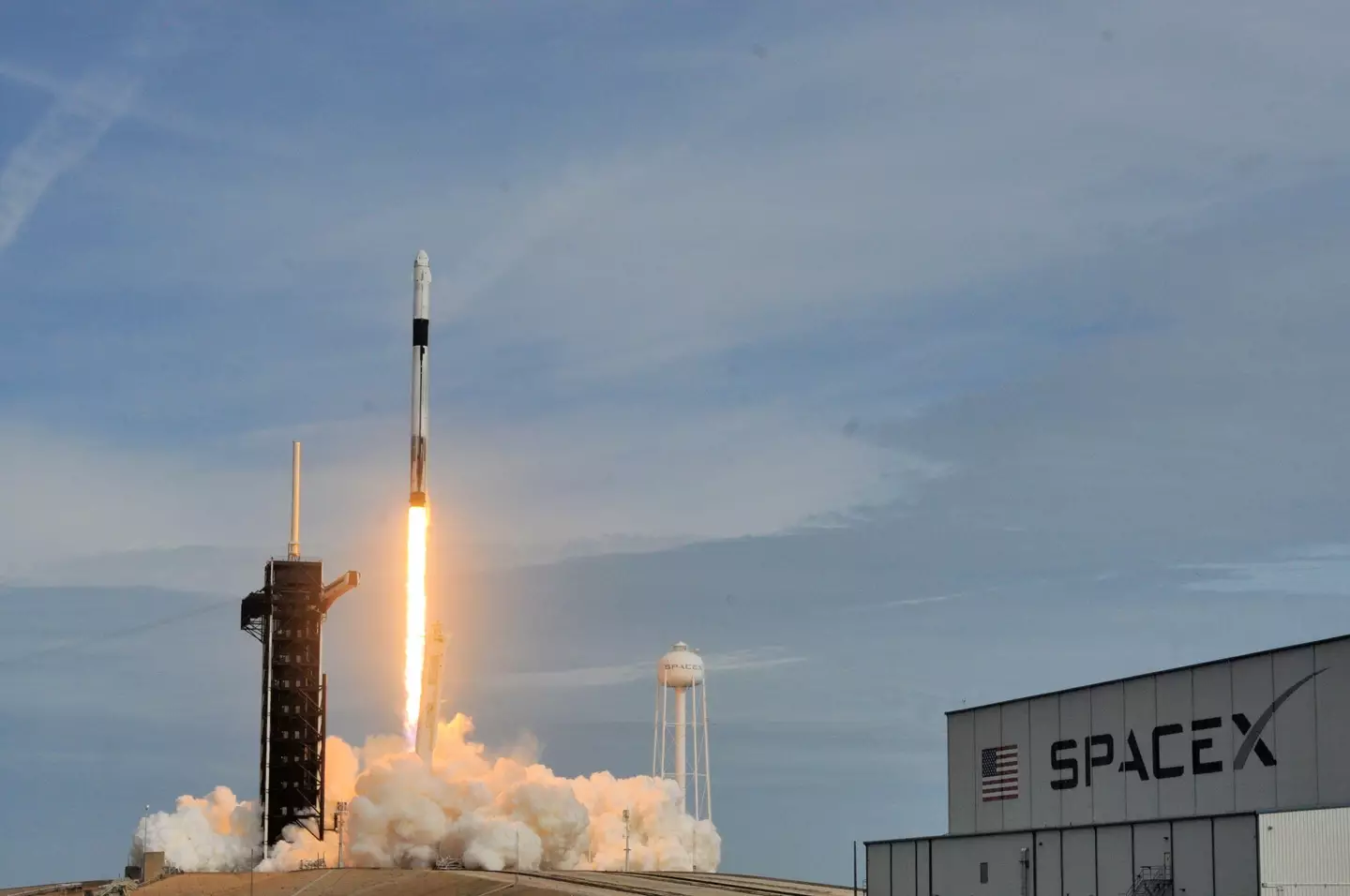 SpaceX rocket blasts off (Alamy)