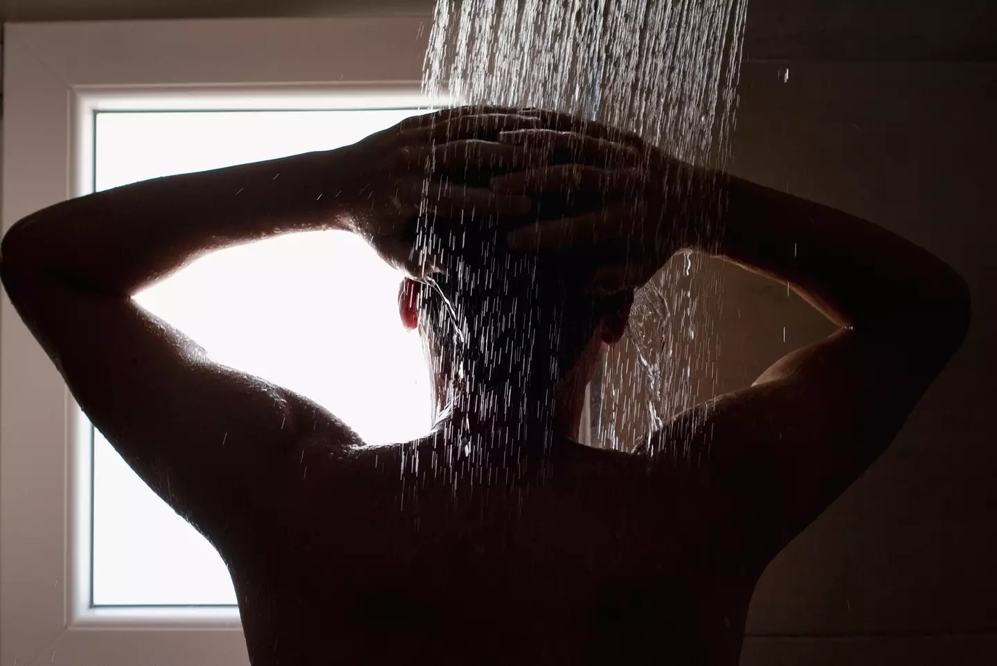 There's a lot of health benefits that come with showering in the evening (Getty Stock)