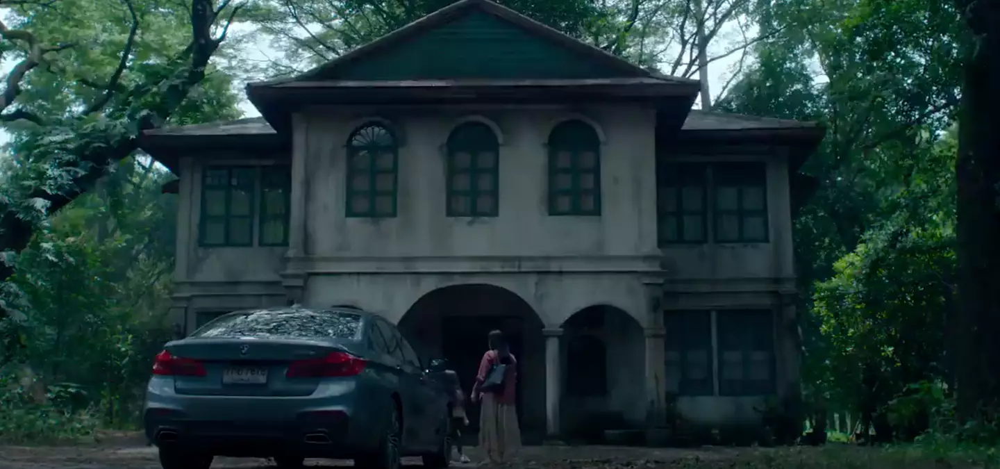 The series features paranormal ongoings inside the main characters' home (Netflix)