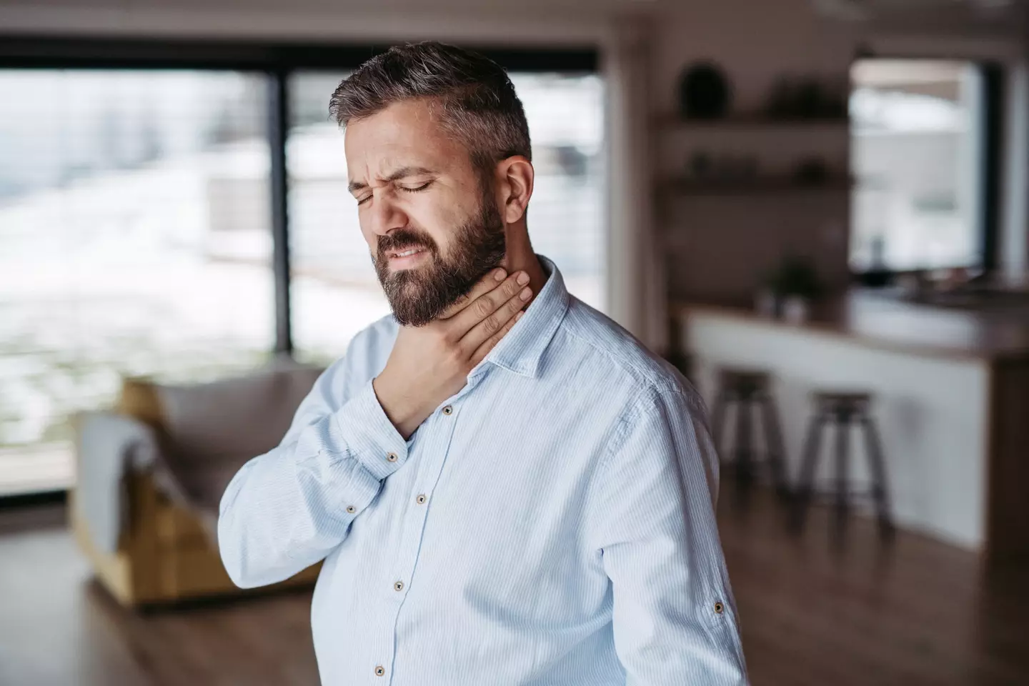 A smoker had hair growing in his throat (Halfpoint Images/Getty)