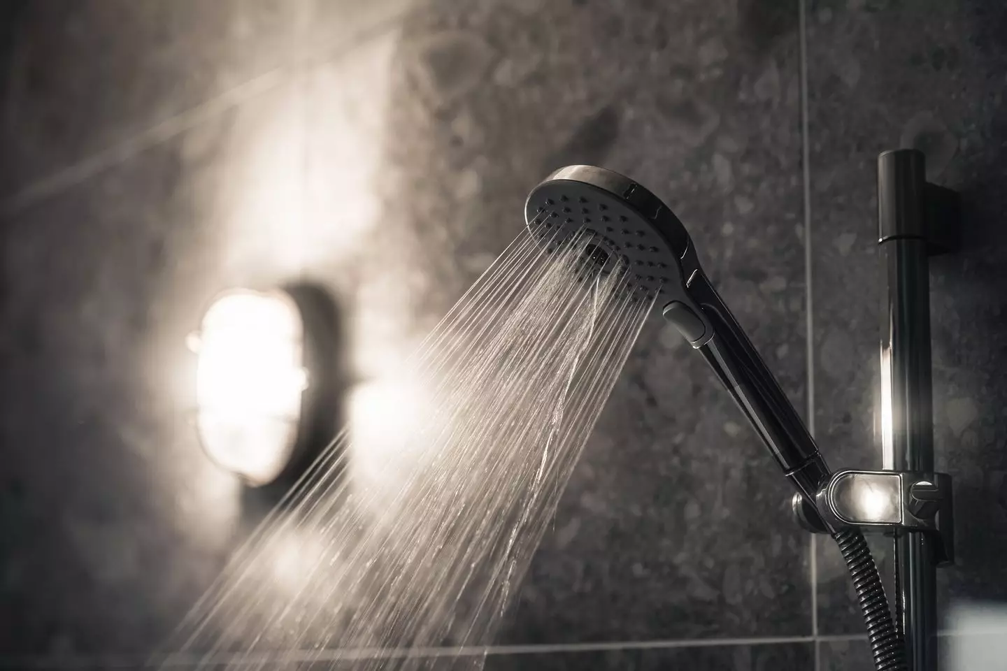Turning the light off in the shower could help you to relax, experts have claimed (d3sign/Getty)