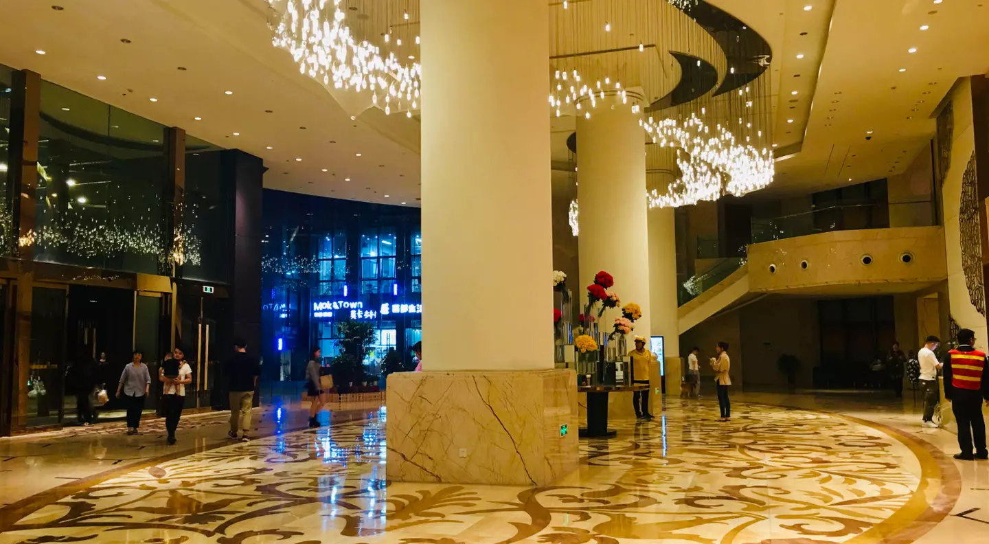 Inside the enormous apartment block in China. (expat-home.com)