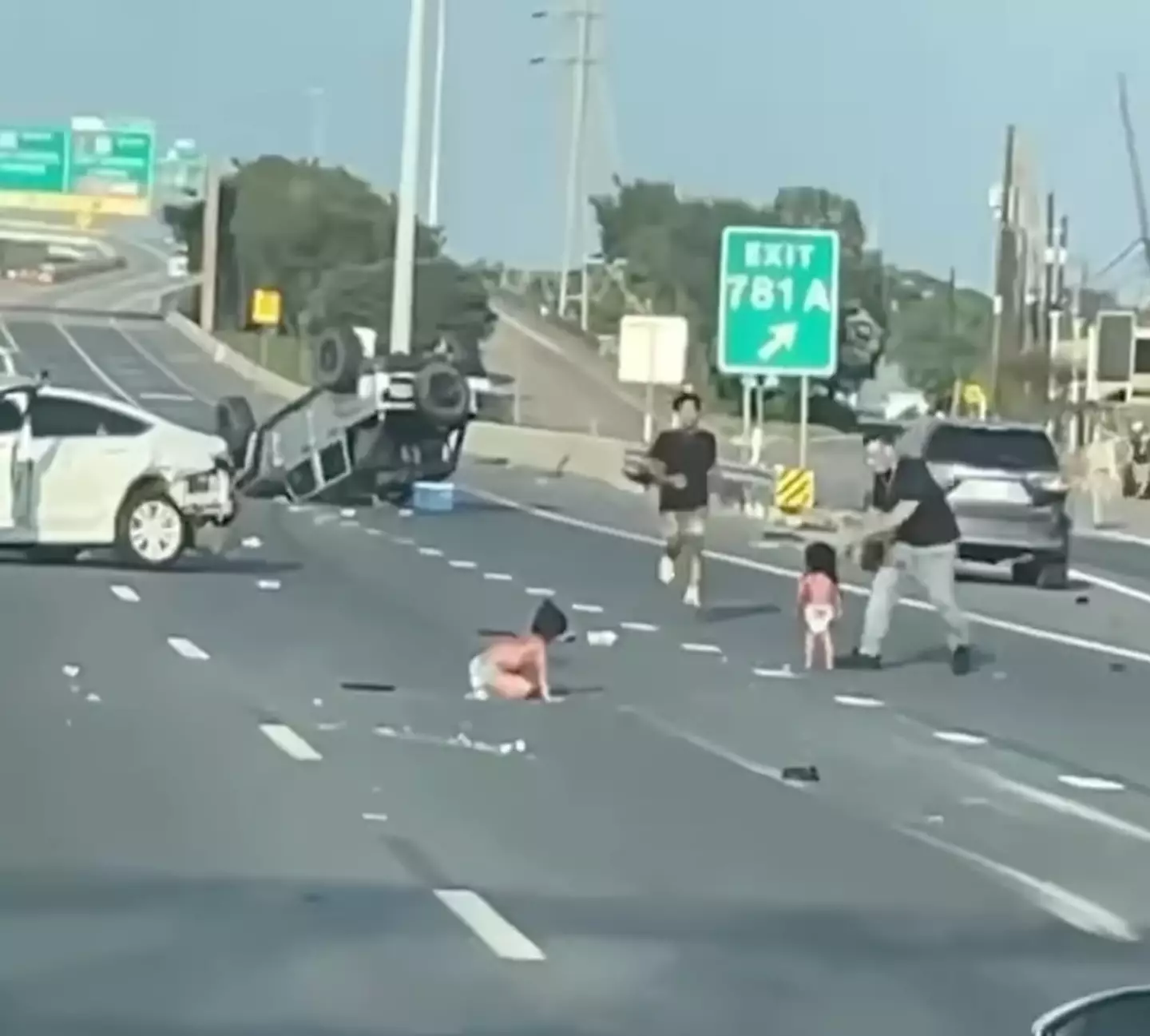 The two toddlers were walking around in nothing but diapers. (Victor Cordova/Facebook)