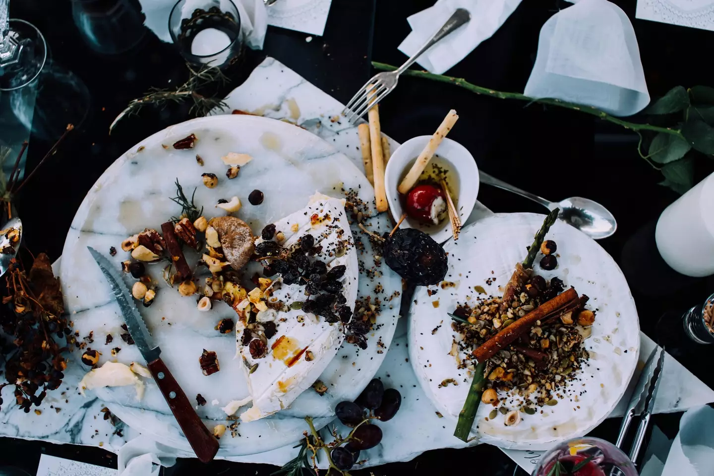 A dirty table with leftover food on it (pexels/Rachel Claire)