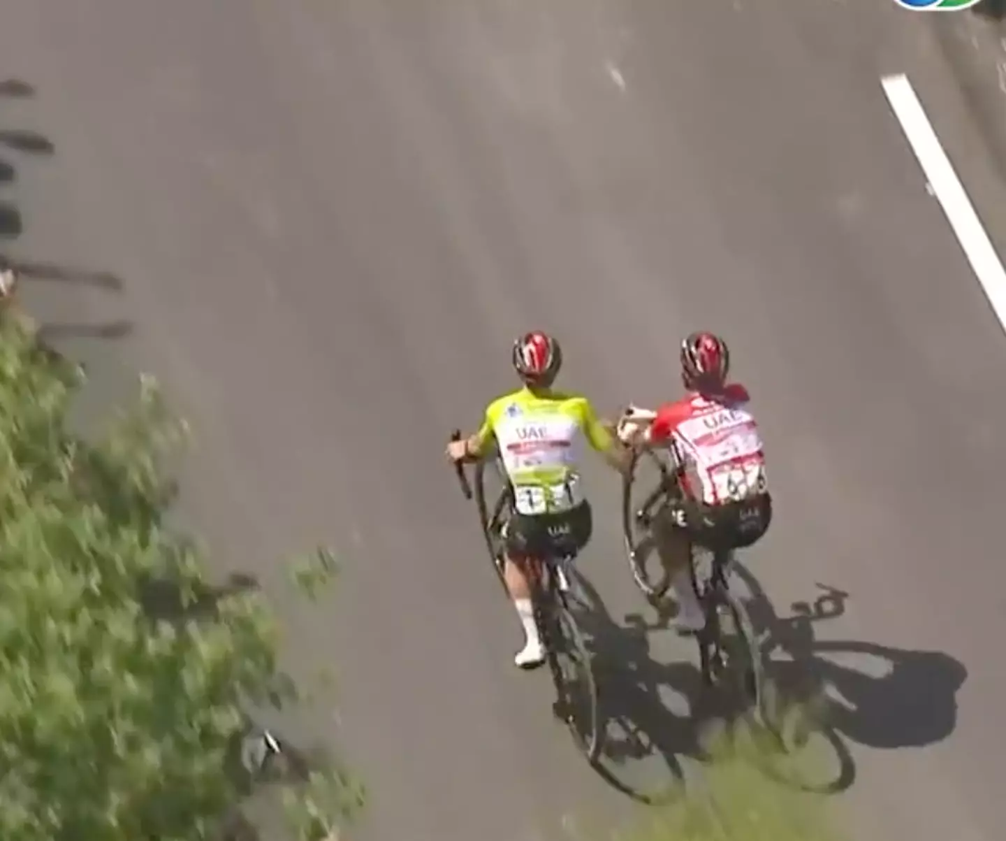 Two cyclists decided to show off their incredible sportsmanship.